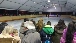 El Ayuntamiento pone a disposición de palentinos y visitantes una pista de patinaje sobre hielo en el Parque del Salón hasta el próximo 10 de enero