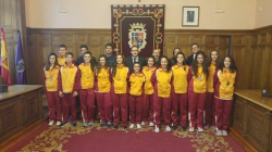 Los integrantes palentinos de las selecciones juvenil, cadete e infantil de balonmano de Castilla y León fueron recibidos en el Ayuntamiento