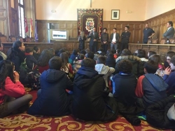 El Alcalde conoció de primera mano el proyecto de guía turística interactiva desarrollado por los alumnos de 5º de Primaria del Colegio Padre Claret