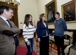 La presidenta de la Diputación, Ángeles Armisén, recibe a los deportistas Carla Gallardo y Óscar Husillos