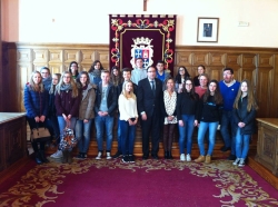Estudiantes de la localidad alemana de Nuremberg visitan el Ayuntamiento capitalino