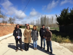 La presidenta de la Diputación conoce las obras de renovación del pavimento de la calle Las Cercas o circunvalación de Itero de la Vega