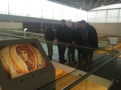 El prestigioso crítico de arquitectura Richard Ingersoll visita la Villa Romana La Olmeda
