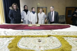 El Taller de Restauración de obras de Arte avanza hacia el final y muestra los trabajos en las cinco piezas textiles de gran valor