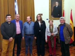 La Diputación estudiará los proyectos presentados por el alcalde de Piña de Campos para mejorar puertas y ventanas en el edificio municipal