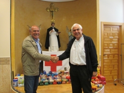 La cofradía San Pedro Mártir de Verona entrega de un gran lote de alimentos a Cruz Roja Española en Palencia.