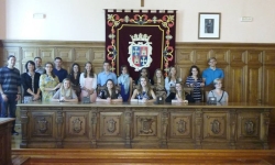 Un grupo de estudiantes procedentes de Virginia y de intercambio con el Colegio La Salle visitan el Ayuntamiento