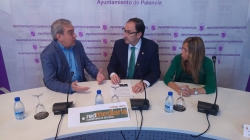 El Alcalde recibe el cheque por el valor del busto de Victorio Macho que aún queda por recuperar tras el robo en Roma de manos de la aseguradora