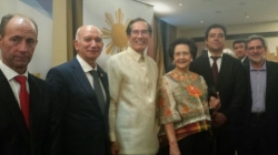 Los alcaldes de Villsarracino y Villaherreros junto al diputado Javier Villafruela asisten a una recepción del embajador de Filipinas