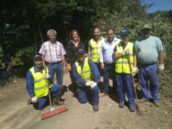 La presidenta de la Diputación conoce los trabajos que lleva a cabo una cuadrilla medioambiental en el acceso a la villa Romana La Olmeda