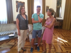 La presidenta de la Diputación recibe al atleta astudillano becado por la Institución Óscar Husillos