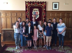 El Alcalde recibe en el Ayuntamiento a un grupo de estudiantes procedentes de la provincia china de Henan