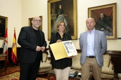 La presidenta de la Diputación, Ángeles Armisén ha recibido una distinción de la Casa de Palencia en Argentina