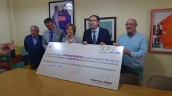 El Alcalde hace entrega a los gerentes de la Fundación ASPANIS del cheque por valor de 9.065 euros correspondientes a la recaudación de la XXXVII Marc