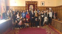 El Alcalde recibió en el Salón de Plenos a un grupo de estudiantes procedentes de la localidad finlandesa de Lahti