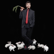 La magia teatralizada llega al Principal con el ilusionista Nacho Diago y su espectáculo ‘Días de nocilla y magia’