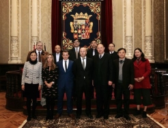 El vicepresidente de la Institución provincial, Luis Calderón y la diputada de Cultura, Carmen Fernández, han recibido a una delegación china