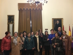La presidenta de la Diputación, Ángeles Armisén ha recibido a los integrantes del coro de cantantes del municipio palentino de Osorno
