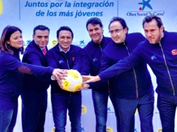 Ayuntamiento, Fundación Cruyff y Obra Social ”la Caixa” inauguran un Cruyff Court en Palencia para niños y jóvenes en riesgo de exclusión social