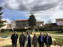 Alar del Rey cuenta con un renovado parque infantil que garantiza la seguridad de los más pequeños