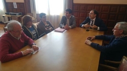 El Alcalde explica a la directiva de la Asociación de Vecinos de Pan y Guindas la situación en la que se encuentra el proyecto de La Alcoholera