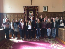 16 alumnos alemanes, procedentes del instituto Sankt Ingbert de la localidad de Saabrucken visitan el Ayuntamiento de Palencia