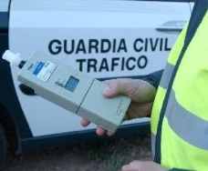 La Guardia Civil detiene a un ciudadano extranjero por conducir un camión superando en más de 8 veces la tasa permitida de alcohol