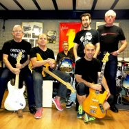 El Verano Cultural llega al barrio del Cristo con la actuación del grupo Cartelera Malandraca en el pabellón del colegio público Juan Mena