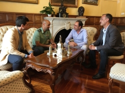 El Alcalde recibe al nuevo jefe de la Comandancia de la Guardia Civil en Palencia