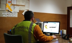 La Guardia Civil detiene a dos personas por delitos de estafa a través de Internet.