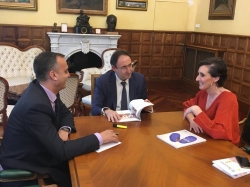 La responsable de la Fundación Solidaridad Carrefour se reúne con el Alcalde para presentarle una memoria de los proyectos de la entidad