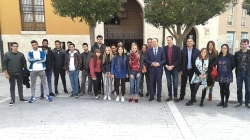 El Alcalde visita a los integrantes del programa 'Jóvenes con ideas'