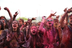 2.000 personas disfrutaron con los polvos de colores del evento lúdico-deportivo Holi Life en Palencia
