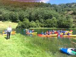 El concejal de Servicios Sociales y Juventud visita a los niños del campamento de verano