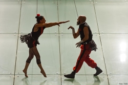 La compañía de danza vertical Sacude presentará en la plaza Pintor Caneja sus obras ‘Falso giro 2’ y ‘Tugiro’