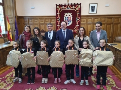 El Alcalde recibió en el Ayuntamiento al equipo prebenjamín del Club Gym-Pal recientemente proclamado Campeón de España por conjuntos