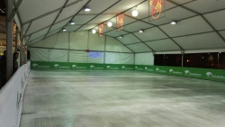El Parque del Salón acoge hasta el próximo 7 de enero una pista de hielo de 450 metros cuadrados