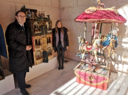 La Navidad llega al atrio del Ayuntamiento gracias a la inauguración del original belén ideado por Rosana Largo