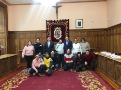 Los integrantes del curso formativo en Auxiliar de Eventos de la Fundación San Cebrián visitan el Ayuntamiento