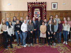 El Alcalde de Palencia, Alfonso Polanco, recibe a alumnos suecos.