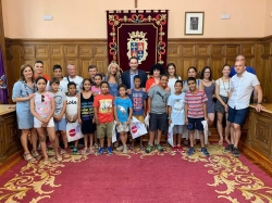 Un grupo de niños saharauis visitan el Ayuntamiento de Palencia