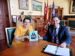 El cocinero Gorka Barredo visita el Ayuntamiento de Palencia