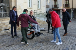 Galletas Gullón dona al Patronato Municipal de Deportes de Palencia una silla todoterreno para personas con movilidad reducida