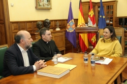 La alcaldesa recibe al nuevo Obispo de la Diócesis de Palencia, Mikel Garciandía