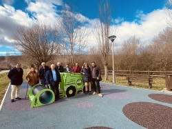 La Diputación de Palencia destina más de 38.000 euros en la construcción de un parque infantil y el cerramiento de la pista polideportiva en Mantinos
