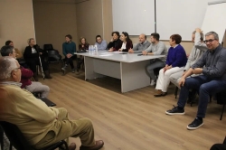La alcaldesa de Palencia, Miriam Andrés, con los vecinos del barrio de Pan y Guindas