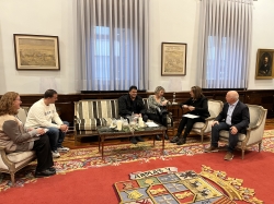 La presidenta de la Diputación de Palencia, Ángeles Armisén con la alcaldesa de Villaluenga de la Vega y  el presidente de la junta vecinal de Barrios