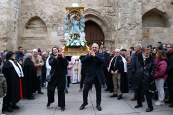 Cientos de palentinos se congregan en los entornos de San Miguel para ver bailar al Niño al son del 'Ea'