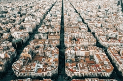 Cómo llegar al aeropuerto El Prat de Barcelona en coche: mejores rutas y opciones de aparcamiento