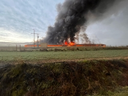 Seis dotaciones de bomberos controlan un incendio en Cevico de la Torre que destruye una nave avícola con 12.000 gallinas